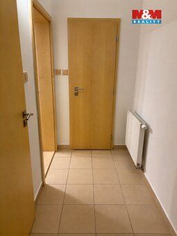 Nabízíme k pronájmu prostorný světlý byt o dispozici 2+1 v a