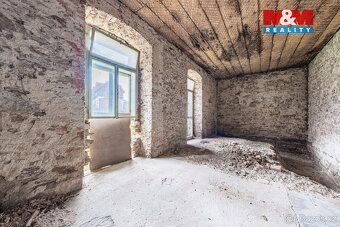 Nabízíme na prodej samostatně stojící rohový dům v klidné čá