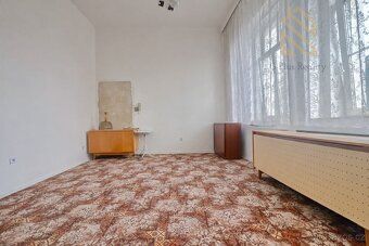 Nabízíme k prodeji prostorný dvoupatrový rodinný dům s možno