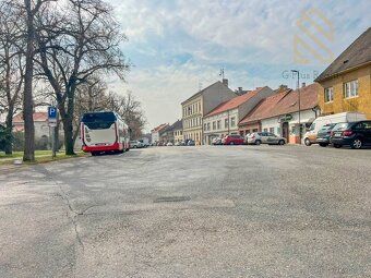 Nabízíme k prodeji prostorný dvoupatrový rodinný dům s možno