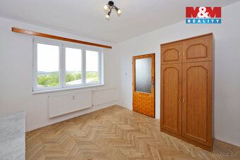 Nabízíme k prodeji světlý a prostorný cihlový byt 2+1 s bezb