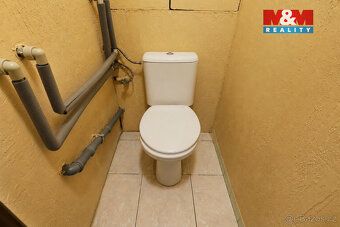 Nabízíme k prodeji světlý a prostorný cihlový byt 2+1 s bezb