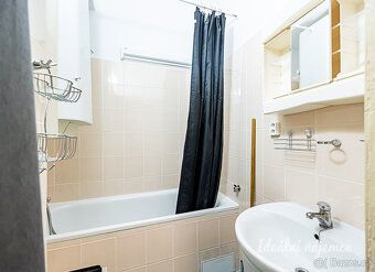 K dlouhodobému podnájmu nabízíme světlý byt o dispozici 3+1 