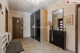 , Nabízíme k prodeji třípodlažní rodinný dům se třemi samost