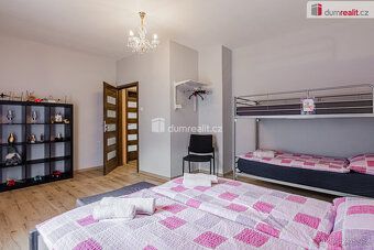 , Nabízíme k prodeji třípodlažní rodinný dům se třemi samost