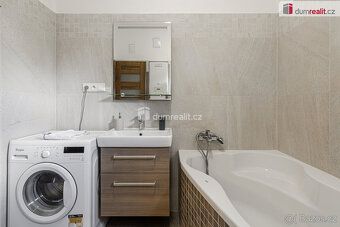 , Nabízíme k prodeji třípodlažní rodinný dům se třemi samost