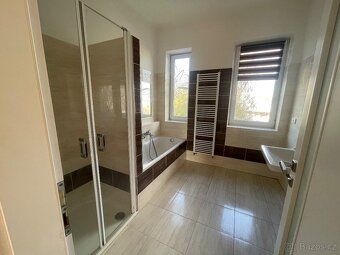 Slunný a prostorný byt 3+kk (100 m²) s balkonem Pronájem pro