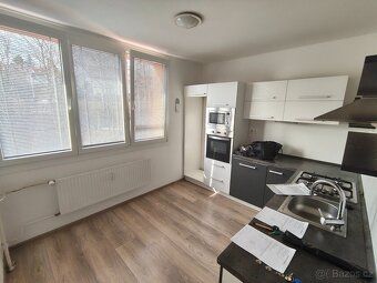 Nabízíme k pronájmu prostorný byt 3+1 o velikosti 81 m² ve F