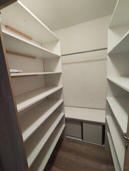 Nabízíme k pronájmu prostorný byt 3+1 o velikosti 81 m² ve F