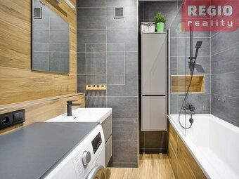 Nabízíme k prodeji prostorný byt o dispozici 3+1 se zasklený