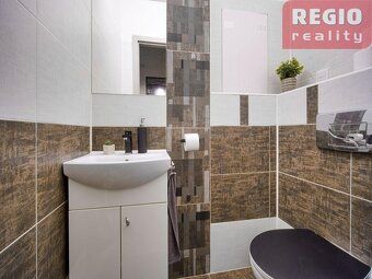 Nabízíme k prodeji prostorný byt o dispozici 3+1 se zasklený