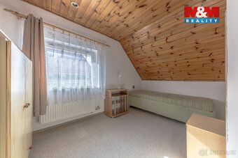 Nabízíme k prodeji prostorný samostatně stojící rodinný dům 