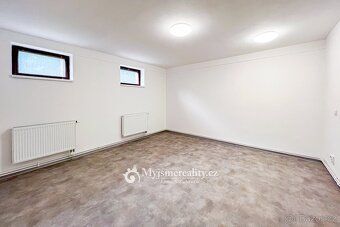 Ev.č. 2617_2 Nabízíme k pronájmu zajímavě řešený byt 2+kk o 