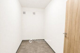 Ev.č. 2617_2 Nabízíme k pronájmu zajímavě řešený byt 2+kk o 