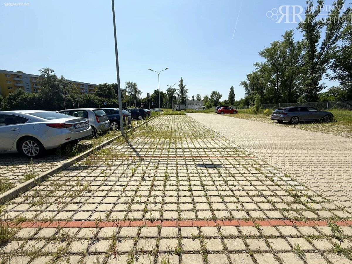 Nabízím k prodeji venkovní parkovací stání v klidné a dobře 