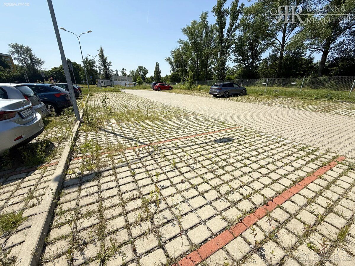 Nabízím k prodeji venkovní parkovací stání v klidné a dobře 