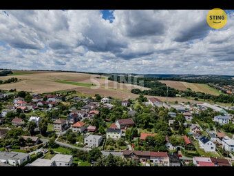 Nabízíme Vám ke koupí stavební parcelu o výměře 598 m2 v obc