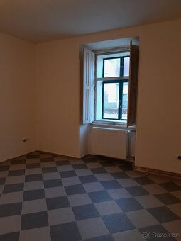 Jedná se o 1x menší průchozí místnost cca 3,4 x 4m, hlavní p