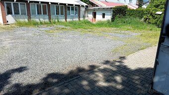 Nabízím pronájem malé a velké garaze v objektu domu ,menší g