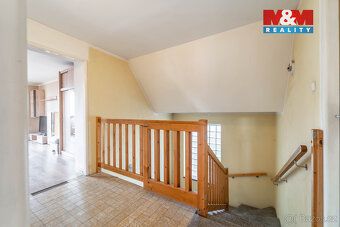 Prodej dvougeneračního rodinného domu v obci Lochovice. Nabí