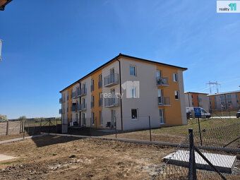 , Nabízíme k pronájmu zcela nový byt o dispozici 2+kk a podl