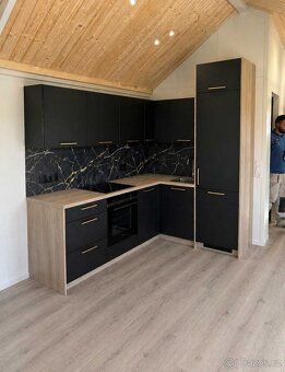 K dispozici ihned!
Rozměry: 11 x 3 m Charakter: dům pro celo