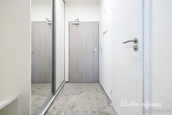 K dlouhodobému podnájmu nabízíme zcela nový, světlý ateliér 