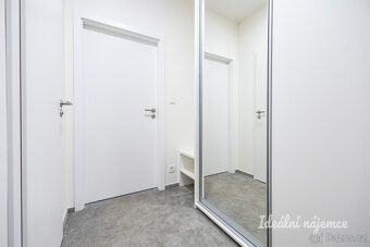 K dlouhodobému podnájmu nabízíme zcela nový, světlý ateliér 