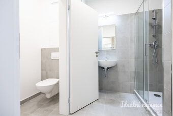 K dlouhodobému podnájmu nabízíme zcela nový, světlý ateliér 