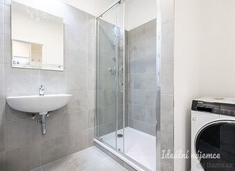 K dlouhodobému podnájmu nabízíme zcela nový, světlý ateliér 
