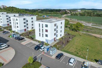 Ev.č. 00527 Moderní novostavba, nejvyšší patro, balkon, vlas