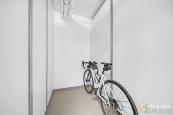 Ev.č. 00527 Moderní novostavba, nejvyšší patro, balkon, vlas