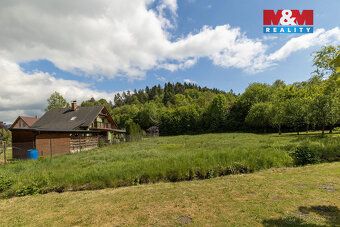 Nabízíme k prodeji prostorný pozemek o výměře 1733 m² určený