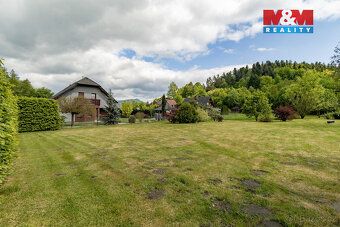 Nabízíme k prodeji prostorný pozemek o výměře 1733 m² určený