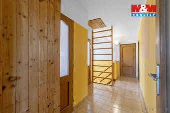 Nabízíme k prodeji rodinný dům o dispozici 6+1 v klidné část