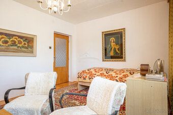 Nabízíme Vám ke koupi velmi prostorný řadový rodinný dům s d