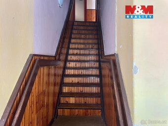 Nabízíme k prodeji dvoupodlažní rodinný dům určený ke komple