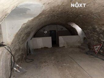 Unikátní historický sklep z 15. století s prostornou nadstav