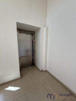 V zastoupení majitele vám nabízím k pronájmu byt č. 23 o dis