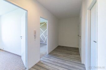 Nabízíme k pronájmu prostorný a kompletně zrekonstruovaný by