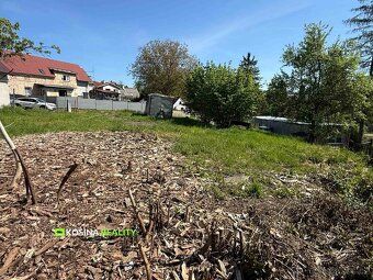 Jedná se o dva sousedící pozemky o celkové výměře 1.398 m2, 