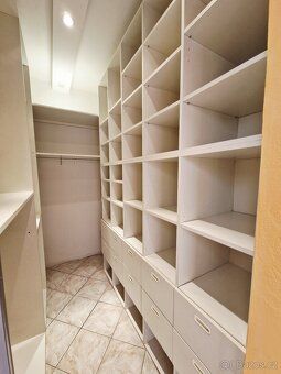 Nabízíme k pronájmu velký byt 3+1 s lodžií 80 m2, ve Strakon