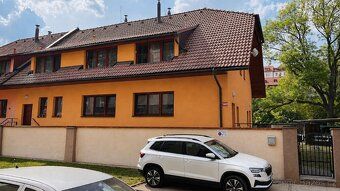 Nabízím k pronájmu prostorný přízemní byt 3+kk o ploše cca 9