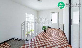 Udržovaný zděný dvoupodlažní dům , částečně podsklepený z ro