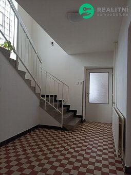Udržovaný zděný dvoupodlažní dům , částečně podsklepený z ro