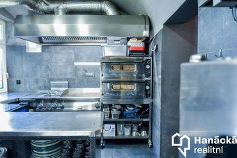 Nabízím přenechání provozu moderní restaurace s barem na Laf
