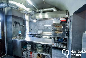 Nabízím přenechání provozu moderní restaurace s barem na Laf