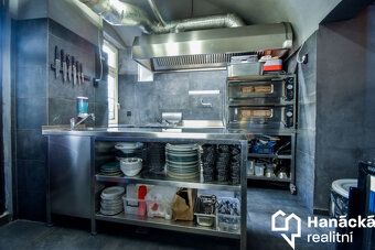 Nabízím přenechání provozu moderní restaurace s barem na Laf