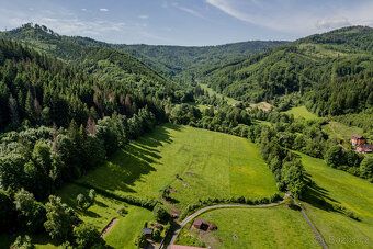 Stavební pozemek v Dolní Lomné – 2 596 m² pod lesem, celoden