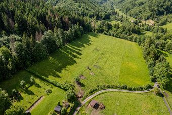 Stavební pozemek v Dolní Lomné – 2 596 m² pod lesem, celoden
